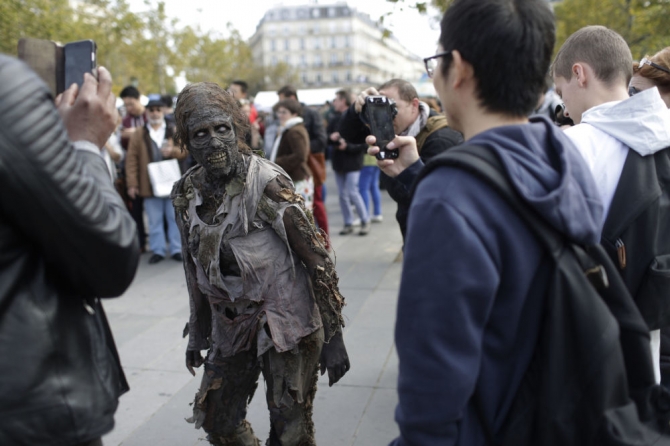 Paris'te 'yaşayan ölüler' geçidi 6