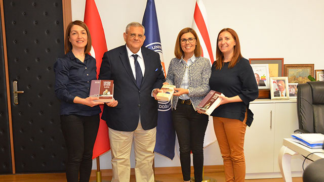 “Yarım Kalmış Bir Yaşam... Dr. Burhan Nalbantoğlu” kitabı DAÜ rektörü Prof. Dr. Osam’a takdim edildi