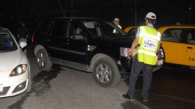 Bir sürücü tutuklandı; 2 araç trafikten men edildi, kumarhanede 17, trafikte 80 sürücü hakkında yasal işleme gidildi