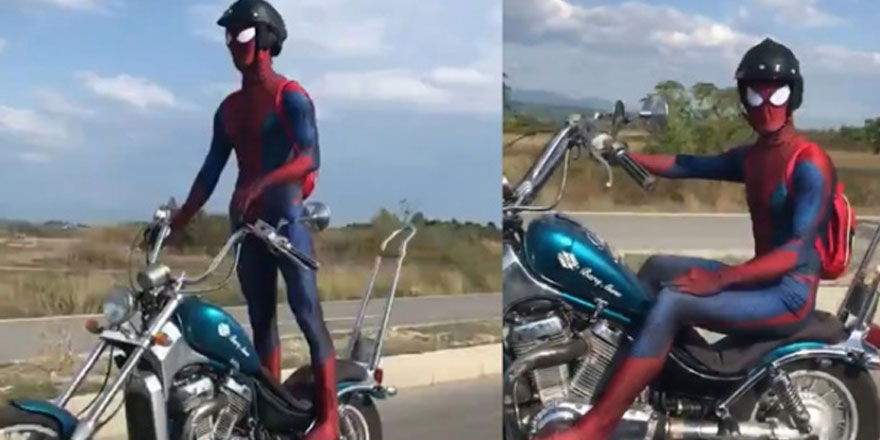 Karayolundaki motosikletli ‘örümcek adam’ görenleri şaşırttı