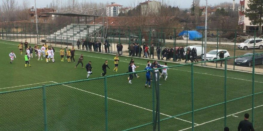 Futbol maçında tekme ve yumruklar konuştu