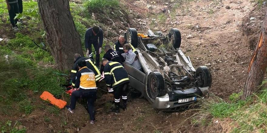 Virajı alamayan bir araç, yoldan çıkarak takla attı