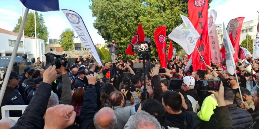 33 sendika meclis önünde eylem gerçekleştiriyor